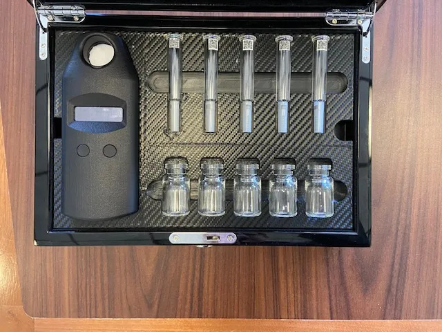 Demonstration case with the handheld reader, five syringes and five vials